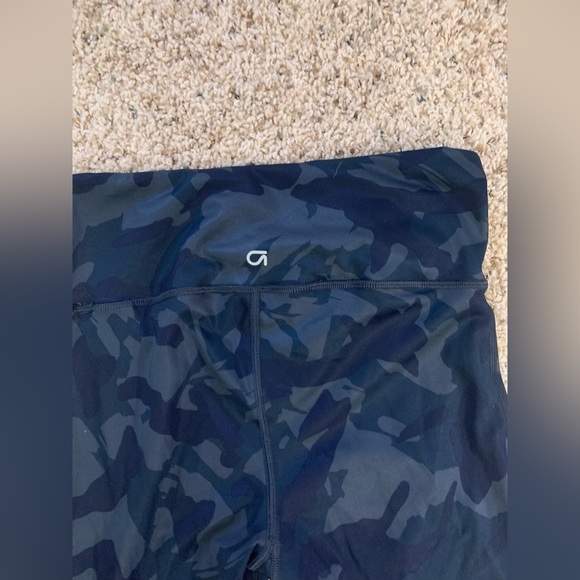 GAP Blue Camo Leggings in 7/8 Length - Picture 5 of 8
